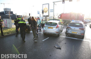 Schade na ongeval tussen twee voertuigen Binckhorstlaan Den Haag