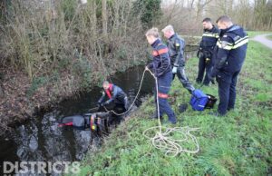 Omstanders redden te water geraakte vrouw met scootmobiel Kerkpolderweg Delft