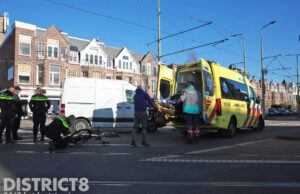 Fietser gewond bij aanrijding; tramverkeer gestremd Laan van Meerdervoort Den Haag