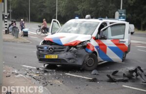 Politiebus komt in botsing met personenauto Veluweplein Den Haag