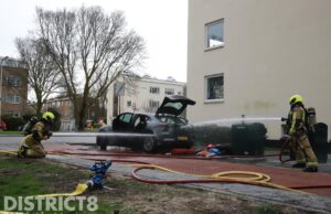 Brandweer heeft handen vol aan brand in elektrische auto Arnicalaan Den Haag