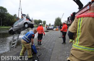 Brandweer haalt te water geraakte auto uit de Schie Rotterdamseweg Delft