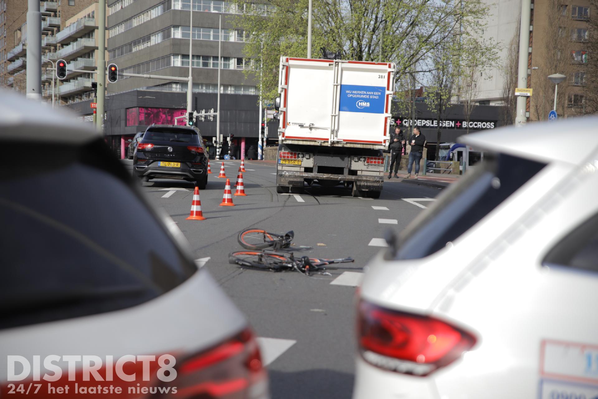 Jongen op fiets ernstig gewond na botsing met vrachtwagen Lijnbaan Den Haag