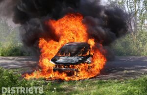 Geparkeerde auto gaat in vlammen op parkeerterrein Wilhelminapark Rijswijk
