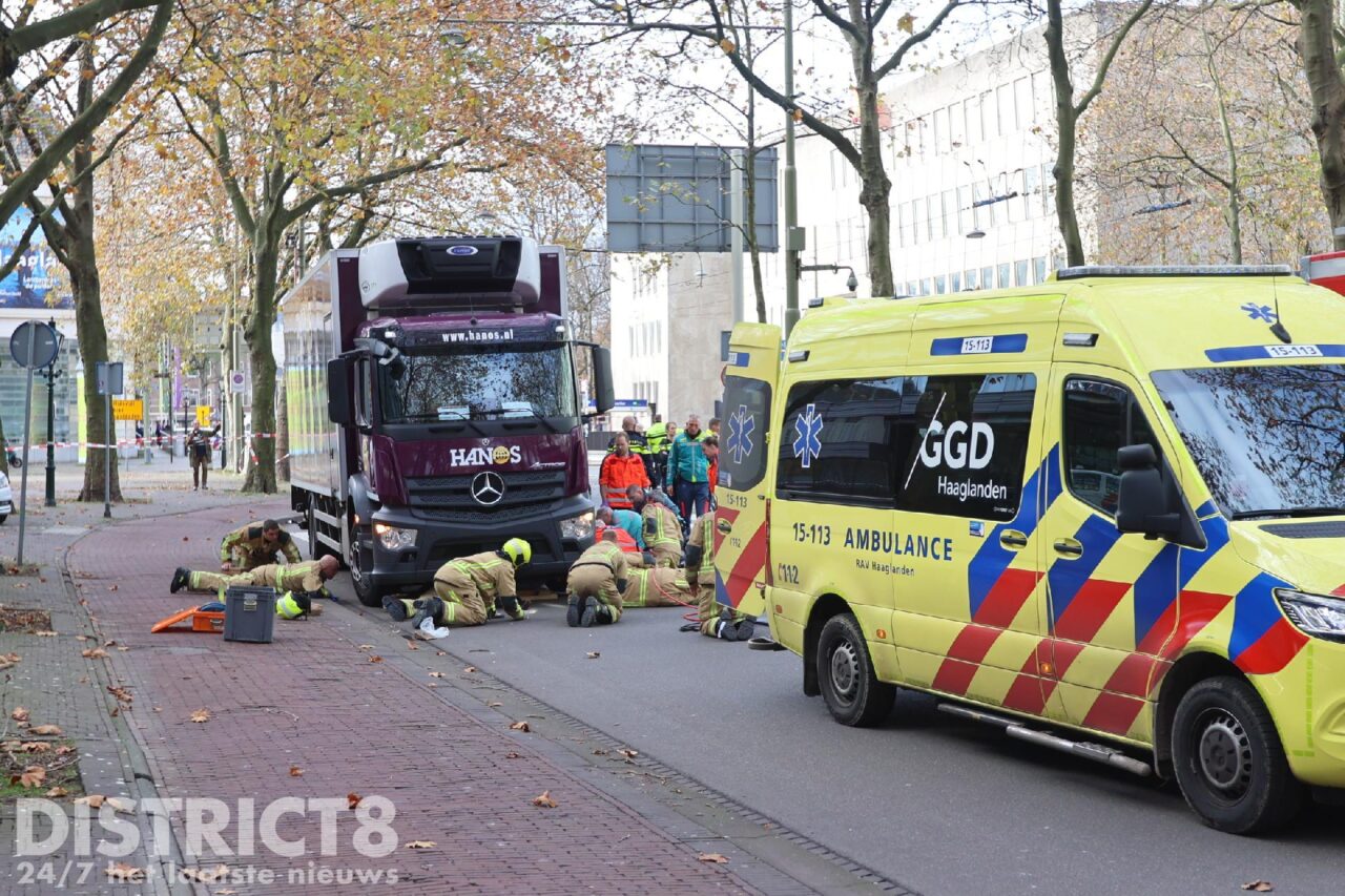 Fietster Bekneld Onder Vrachtwagen Na Zware Aanrijding Korte Voorhout ...