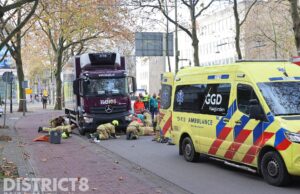 Fietster bekneld onder vrachtwagen na zware aanrijding Korte Voorhout Den Haag
