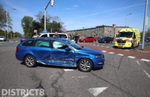 Flinke schade na aanrijding tussen twee auto’s Troelstrakade Den Haag