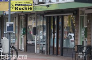 EOD haalt handgranaat aan voordeur van cafetaria weg Krakeelpolderweg Delft