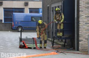Grote accu vliegt in brand in gebouw TU Delft Stevinweg Delft