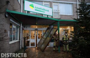 Overkapping bij ingang van woonzorgcentrum breekt af en zorgt voor gevaarlijke situatie Ametisthorst Den Haag