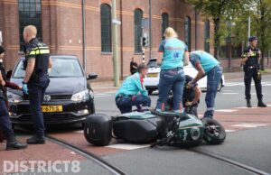 Scooterbestuurder schrikt van auto en gaat onderuit Wouwermanstraat Den Haag