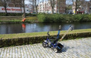 Kinderfiets in sloot zorgt voor uitruk hulpdiensten Bouwlustlaan Den Haag