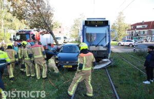 Veel schade na ongeval tussen tram en auto Laan van Meerdervoort Den Haag