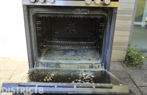 Wax in oven vliegt in brand; bewoners ademen rook in Leyweg Den Haag