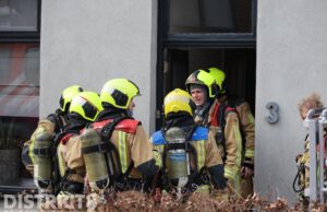 Brandweer druk met brand in spouwmuur van woning Opstalweg Naaldwijk