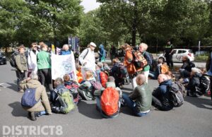 Klimaatactivisten van Extinction Rebellion blokkeren A12 voor de 14e dag op rij Utrechtsebaan Den Haag