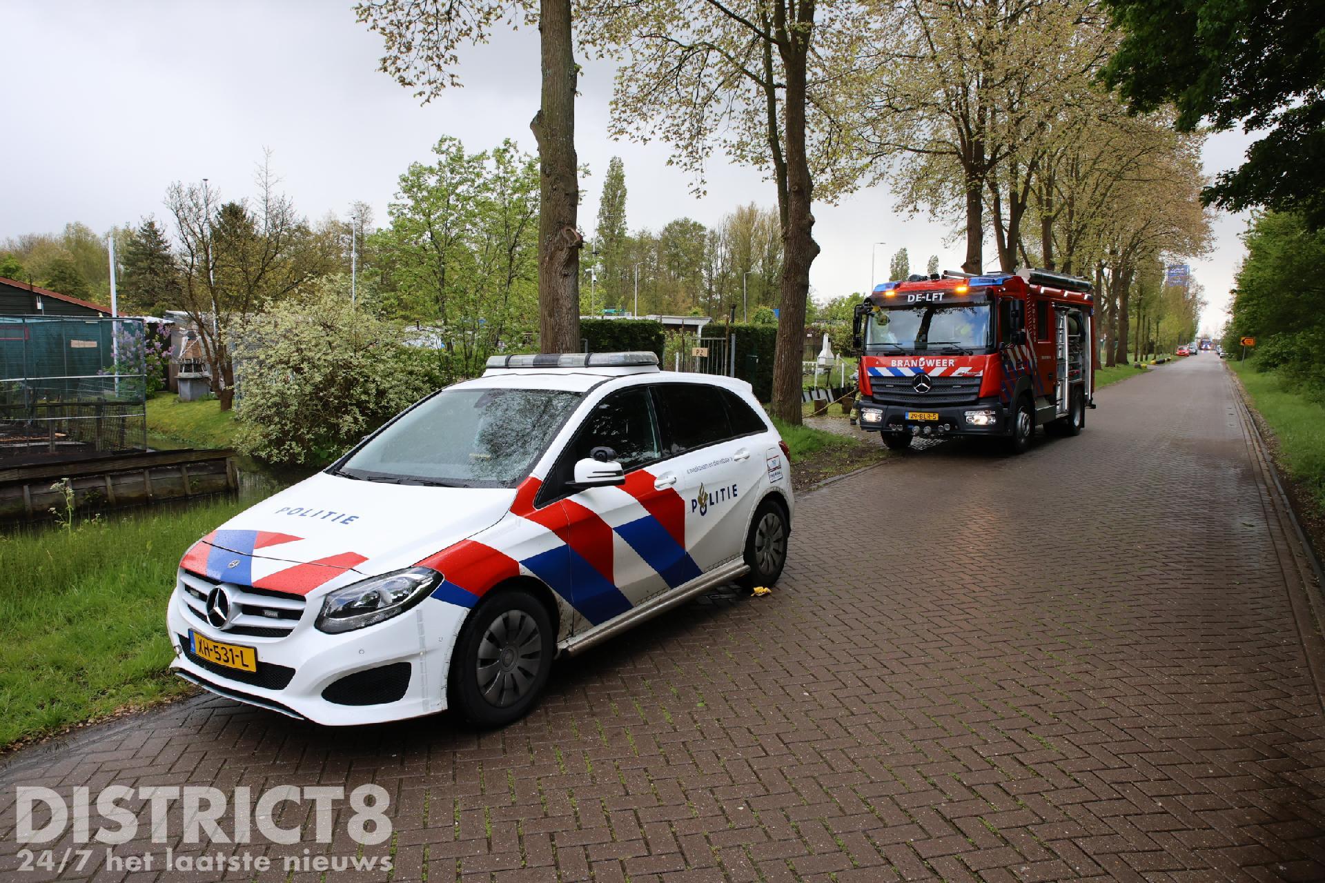 Brandweer verricht sloopwerkzaamheden na brand in tuinhuis Hoflaan Delft