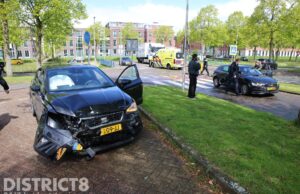 Forse schade na aanrijding tussen twee auto’s Edelsteensingel Zoetermeer