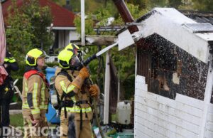 Brandweer verricht sloopwerkzaamheden na brand in tuinhuis Hoflaan Delft