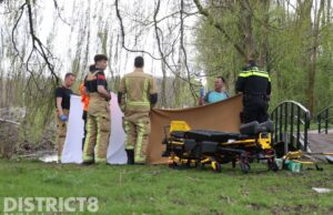 Persoon gereanimeerd na te water raken Schimmelweg Den Haag