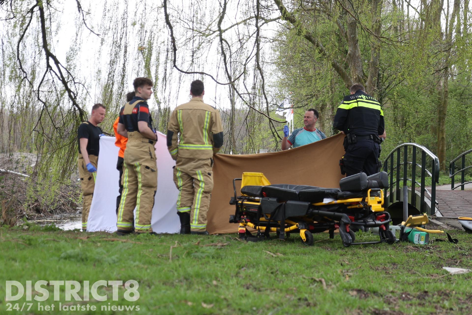 Persoon herrezen na val in water Schimmelweg Den Haag