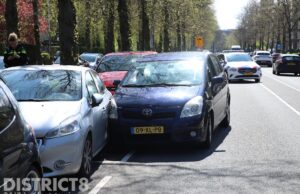 Automobilist zorgt voor veel schade; knalt tegen geparkeerde auto’s Huis te Landelaan Rijswijk