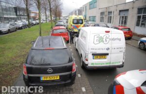 Automobilist botst op geparkeerde auto Kerketuinenweg Den Haag