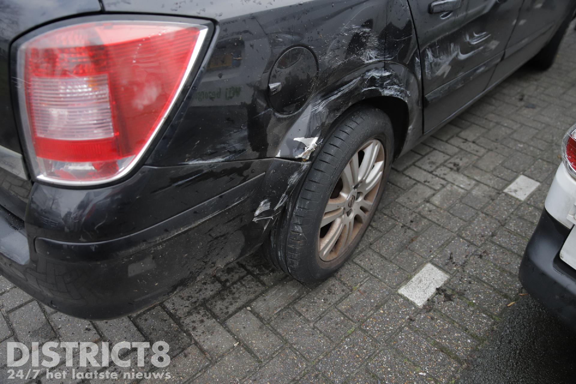 Automobilist Botst Op Geparkeerde Auto Kerketuinenweg Den Haag ...