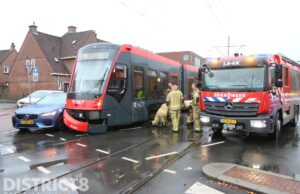 Automobilist komt in botsing met tram 16 Hildebrandstraat Den Haag