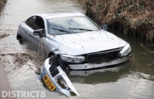 Auto raakt van de weg en belandt in de sloot Spiegelstraat Nootdorp