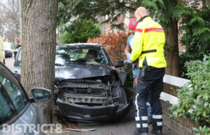 Automobilist knalt op boom na aanrijding met vrachtwagen Burgemeester Elsenlaan Rijswijk