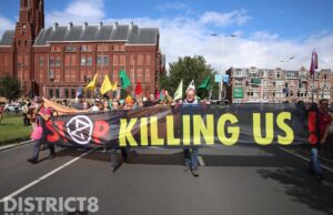 Politie houdt ruim 300 demonstranten XR aan bij blokkade A12 Den Haag