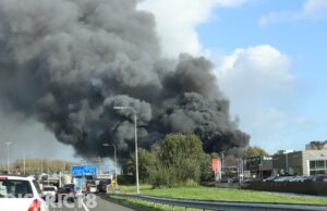 Zeer grote brand in bedrijfspand Rhone Den Haag