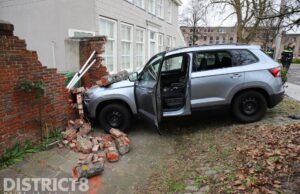 Automobiliste rijdt door muur heen Nieuwe Plantage Delft