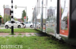 Gewonde na aanrijding tussen auto en tram Laan van Hoornwijck Den Haag
