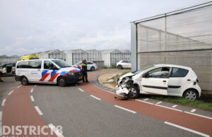 Gewonde na ongeval tussen auto en vrachtwagen Veenakkerweg Den Hoorn