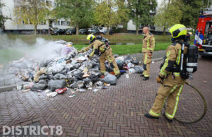 Inhoud van vuilniswagen op straat gedumpt na brand Oudraadtweg Delft