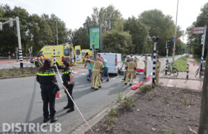 Fietser gewond na aanrijding met busje; hulpdiensten rukken groots uit Lozerlaan Den Haag