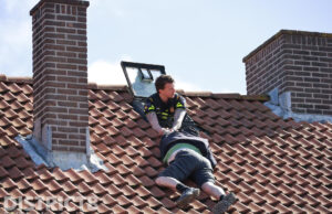 83-jarige Jaap zit driekwartier vast op dak Colmanstraat Naaldwijk