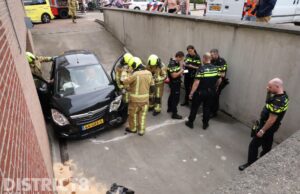 Eenzijdig ongeluk; auto flink beschadigt na knal tegen muur Poeldijksepad Honselersdijk