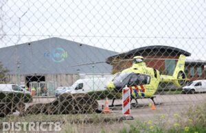 Vrachtwagen kantelt tijdens lossen Nieuw Oranjekanaal Hoek van Holland