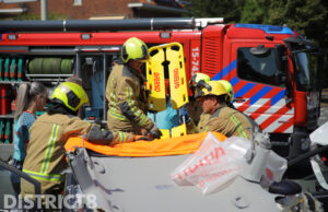 Automobilist gewond na aanrijding tussen auto en bakwagen Laan van Nieuw Oosteinde Voorburg
