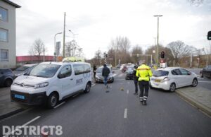Gewonde en veel schade na aanrijding tussen drie voertuigen Moerweg Den Haag