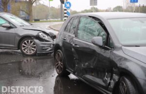 Verkeerschaos door ongeval tussen twee auto’s Brasserskade Delft