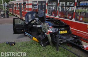 Twee gewonden na flinke aanrijding tussen tram en auto Hobbemaplein Den Haag