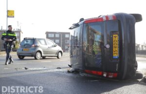 Auto op zijn kant na botsing Soestdijksekade Den Haag