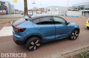 Veel schade nadat automobilist auto over het hoofd ziet Schieweg Delft