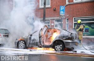 Overhevelen van brandstof gaat gruwelijk fout, auto volledig uitgebrand Hoefkade Den Haag