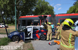 Flinke schade en meerdere gewonden bij aanrijding tussen tram en auto Eikelenburglaan Rijswijk