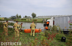 Hulpdiensten groots uitgerukt voor te water geraakte vrachtwagen Oostelijke Randweg De Lier